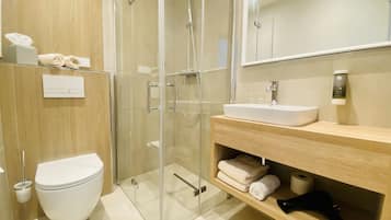 Doppelzimmer mit Garten | Badezimmer | Badewanne und Dusche (separat), Regendusche, Haartrockner, Handtücher
