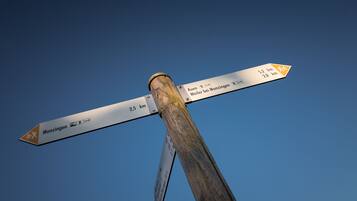 Un panneau indicateur indiquant la direction à suivre et la distance jusqu'à Monzingen et Weiler bei Monzingen.
