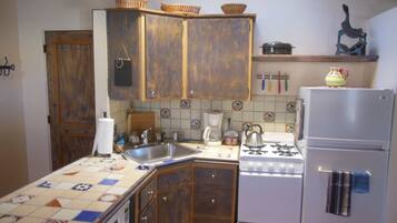 KĂŒhlschrank, Mikrowelle, Ofen, Herdplatte