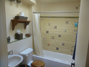 Duschwanne, Haartrockner, Handtücher, Seife