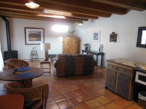 Télévision, lecteur de DVD, livres, vidéothèque