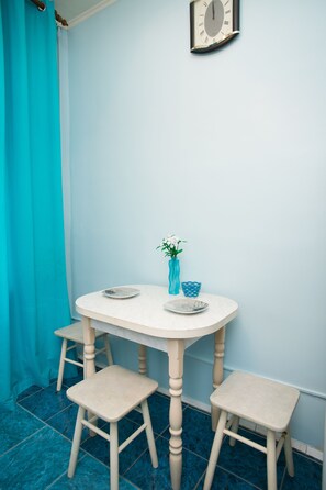 In-room dining - Prospekt 60 Balcony Apartment (Moscow)