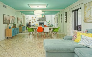 Smart-tv, eldstad och dvd-spelare