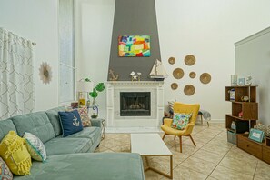 Smart-tv, eldstad och dvd-spelare