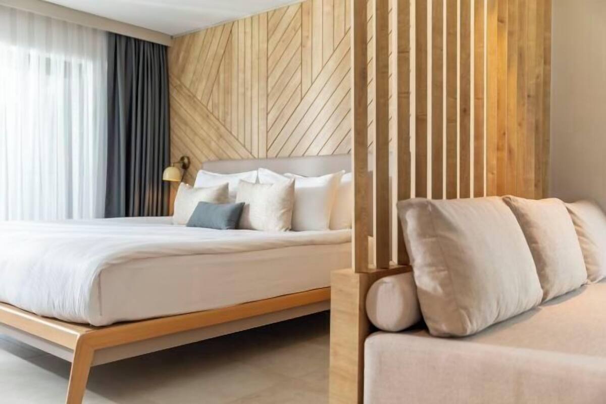 Ropa de cama de alta calidad y minibar con artículos gratuitos