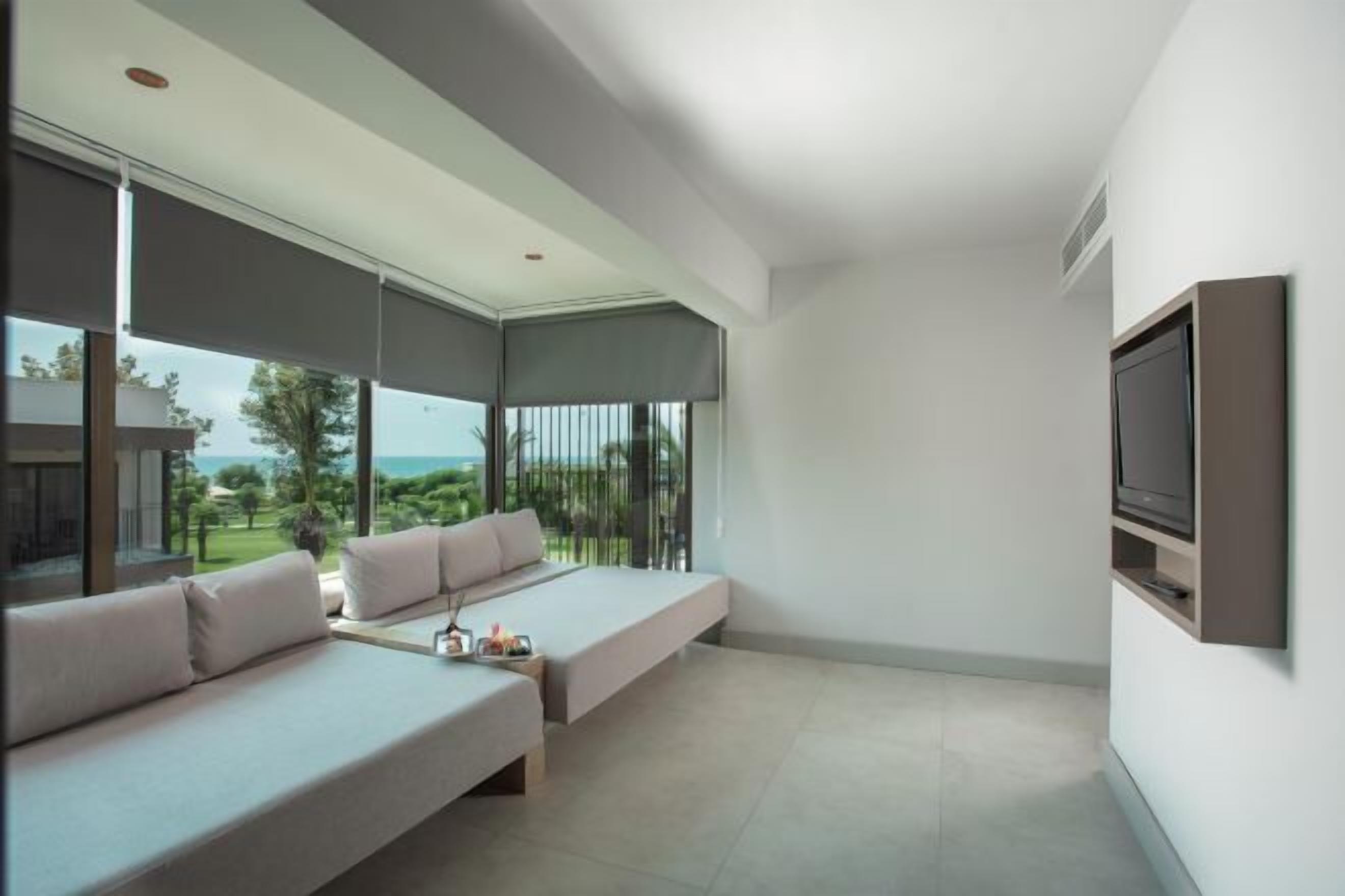 起居区 | 26-英寸纯平电视 （配备卫星频道）、电视