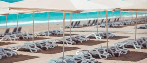 Aan een privéstrand, strandhuisjes (toeslag), ligstoelen, parasols