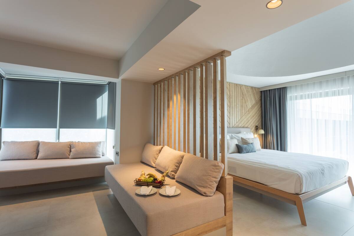 Ropa de cama de alta calidad y minibar con artículos gratuitos