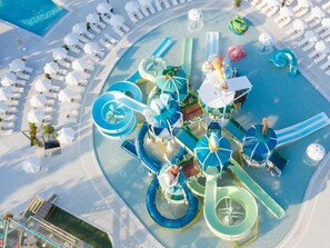Außenpool, geöffnet von 08:00 Uhr bis 18:00 Uhr, Sonnenschirme