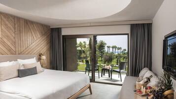 Habitación estándar, vista al mar | Ropa de cama de alta calidad y artículos del minibar gratis