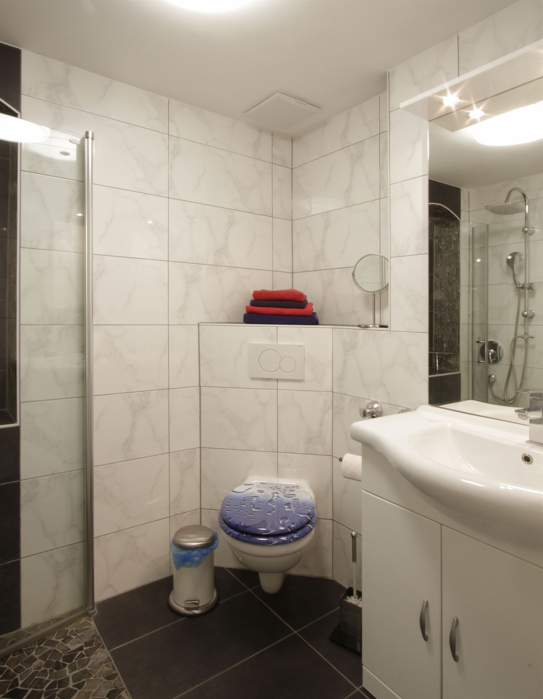 Apartment, 1 Bedroom, Patio, Garden View | Bathroom | Shower, towels