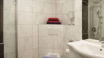 Apartment, 1 Bedroom, Patio, Garden View | Bathroom | Shower, towels