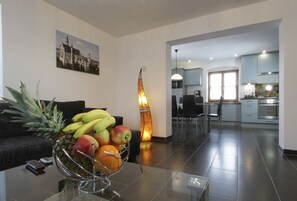 Apartemen, 2 kamar tidur, balkon, pemandangan gunung | Ruang keluarga | TV LED