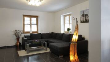 Apartemen, 2 kamar tidur, balkon, pemandangan gunung | Ruang keluarga | TV LED