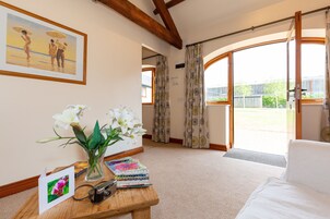 Suite, en-suite badkamer | Een bureau, geluiddichte muren, een strijkplank/strijkijzer, gratis wifi