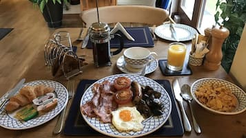 Petit-déjeuner complet compris tous les jours