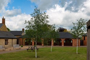BBQ/picnic area - Church Farm Lodge (Northampton)