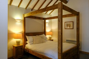 Suite, en-suite badkamer | Een bureau, geluiddichte muren, een strijkplank/strijkijzer, gratis wifi