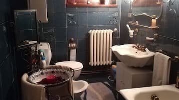 Apartment, 1 Schlafzimmer | Badezimmer | Badewanne, Quellwasserbad, kostenlose Toilettenartikel, Bademäntel