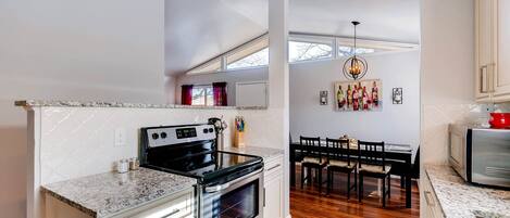 Kylskåp, mikrovågsugn, ugn och spishäll