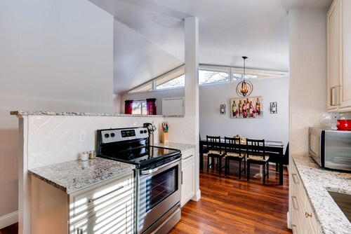 ★ Easy Check-in ★ By Downtown Littleton ★ Full Kitchen ★