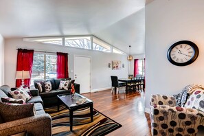 Een smart-tv, videogames, een dvd-speler en tafelvoetbal