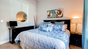 A bedroom with a bed, a TV, a mirror, a painting, and a lamp. - ★ Easy Check-in ★ By Downtown Littleton ★ Full Kitchen ★ (Littleton)