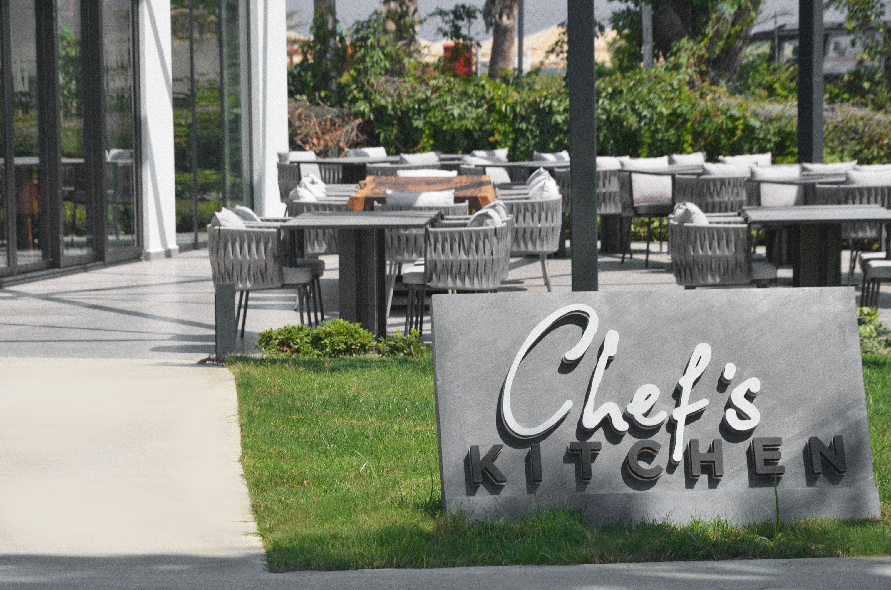 3 restaurants, breakfast, lunch, dinner served; international cuisine