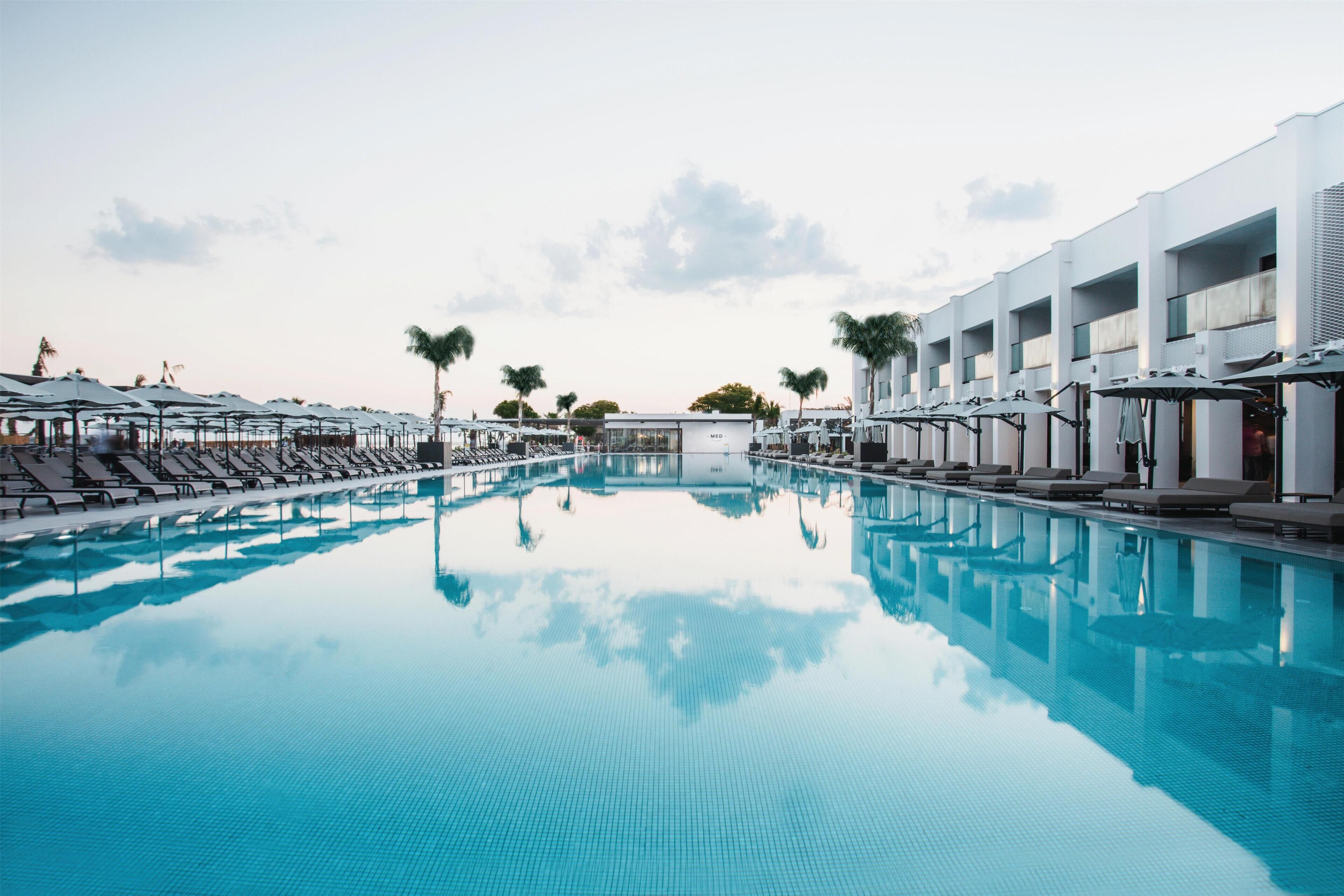 Piscina externa sazonal, funciona das 6h às 20h, guarda-sóis