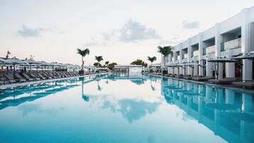 Piscina externa sazonal, funciona das 6h às 20h, guarda-sóis