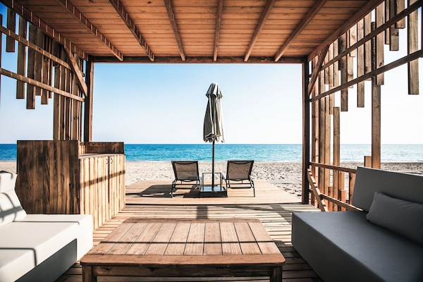 Plage privée, chaises longues, parasols, serviettes de plage