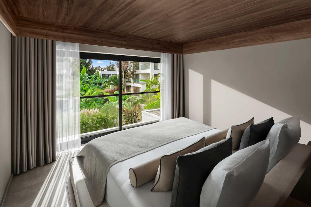 Basic Suite, Garden View | Premium bedding, free minibar, in-room safe, desk