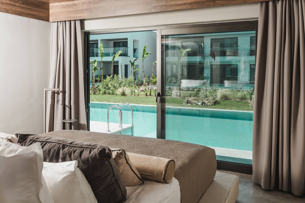 premium bedding, free minibar, in-room safe, desk