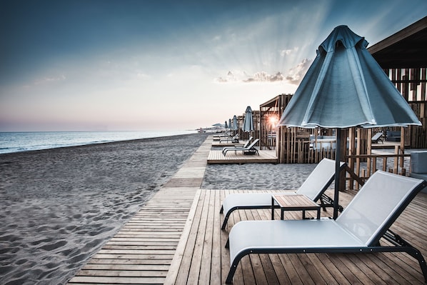 Plage privée, chaises longues, parasols, serviettes de plage
