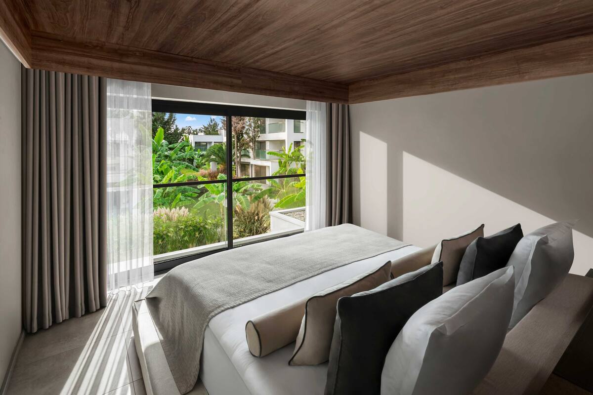 Premium bedding, minibar (free items), in-room safe, desk