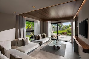 Premium bedding, free minibar, in-room safe, desk