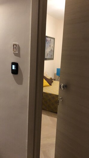 Basic Double or Twin Room, Private Bathroom | Seprai premium, selimut bulu angsa, minibar, dan brankas