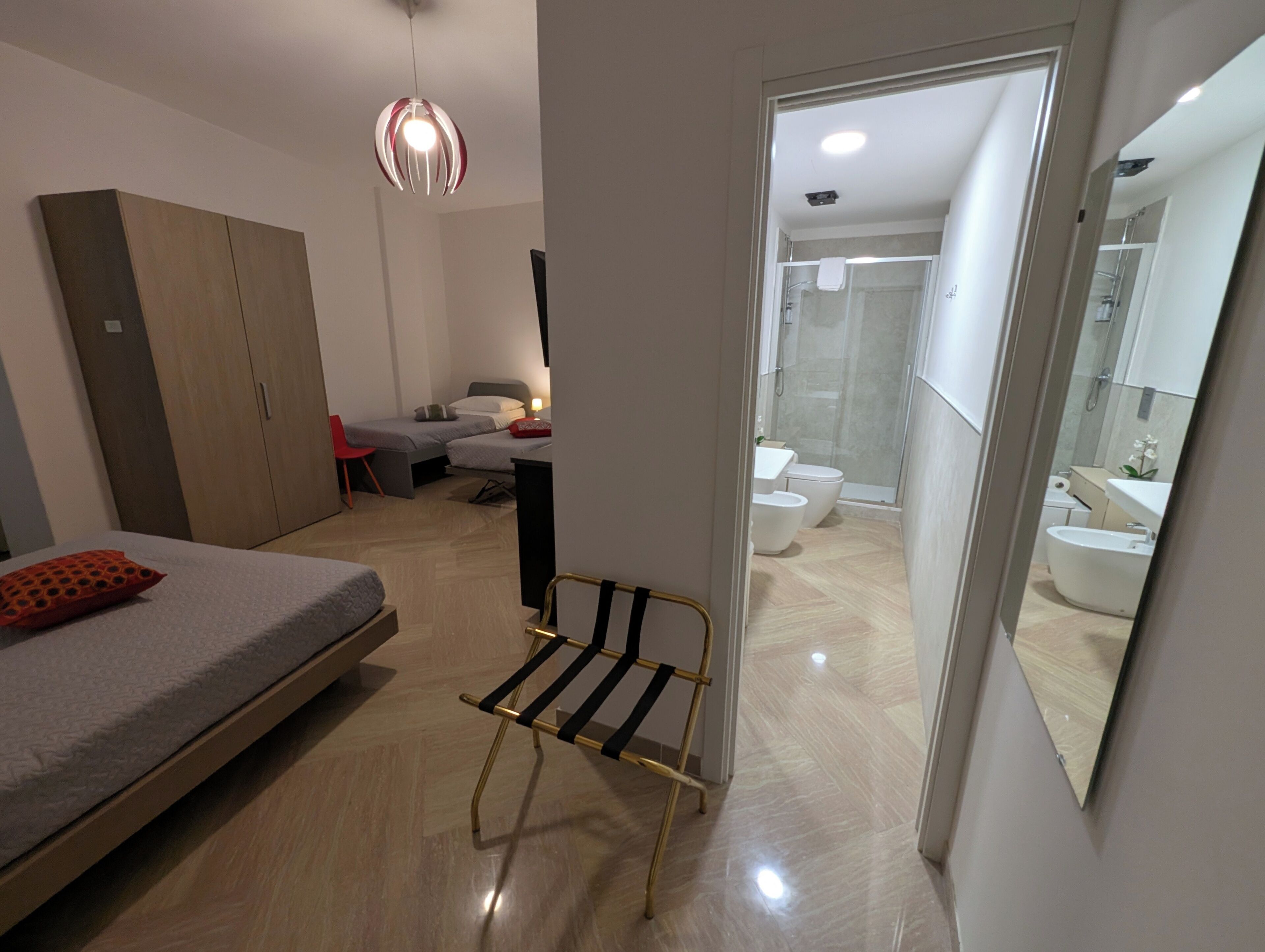 Quadruple Room Multiple Beds, Private Bathroom | Biancheria da letto di alta qualità, copriletto in piuma, minibar