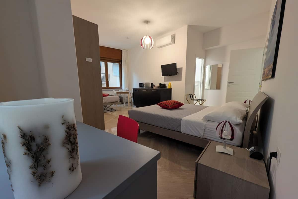Quadruple Room Multiple Beds, Private Bathroom | 高級寝具、羽毛の掛け布団、ミニバー、セーフティボックス (室内)