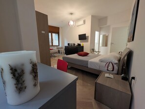 Quadruple Room Multiple Beds, Private Bathroom | Sengetøy av topp kvalitet, dundyner, minibar og safe på rommet
