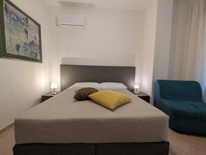 Basic Double or Twin Room, Private Bathroom | Sengetøy av topp kvalitet, dundyner, minibar og safe på rommet