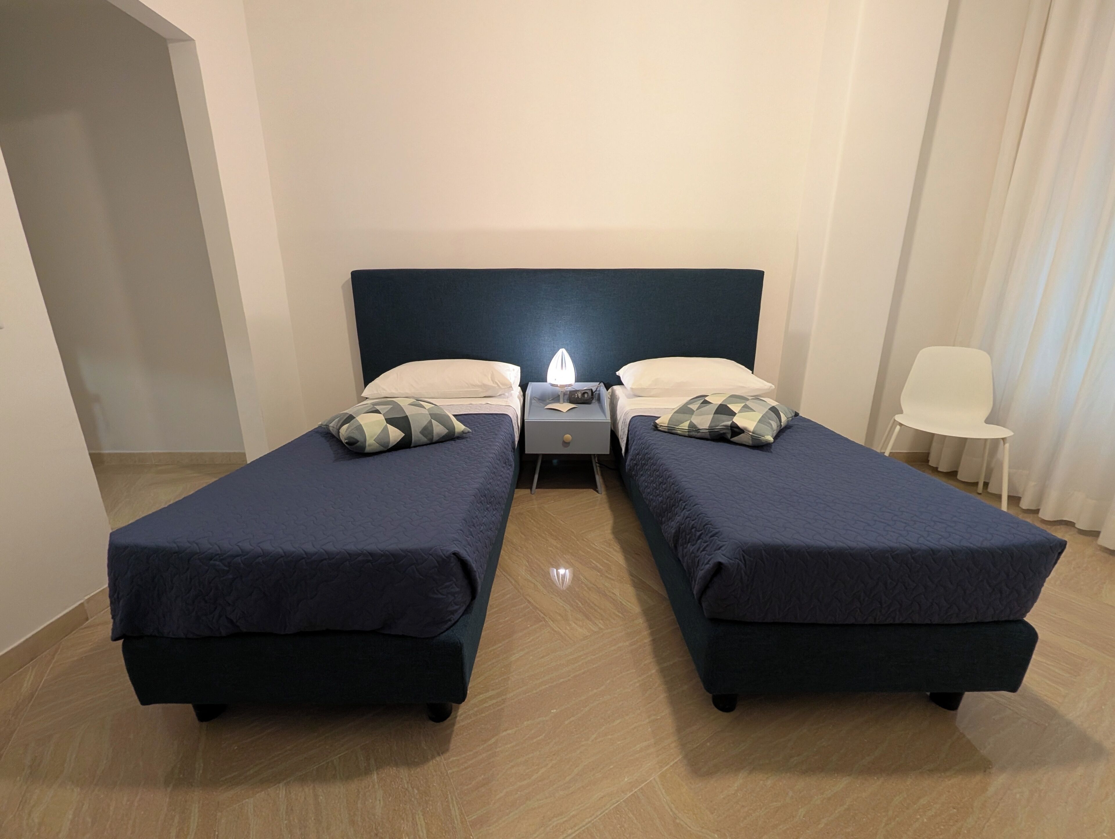 Basic Double or Twin Room, Private Bathroom | Sengetøy av topp kvalitet, dundyner, minibar og safe på rommet