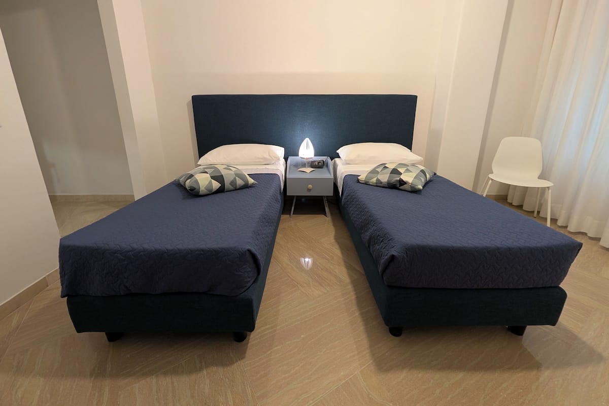 Basic Double or Twin Room, Private Bathroom | 高級寝具、羽毛の掛け布団、ミニバー、セーフティボックス (室内)