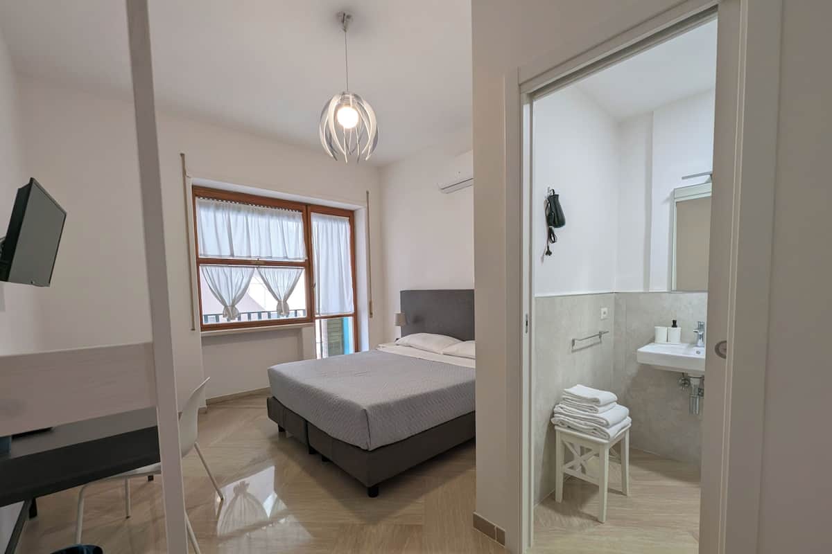 Basic Double or Twin Room, Private Bathroom | 高級寝具、羽毛の掛け布団、ミニバー、セーフティボックス (室内)