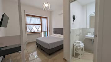 Basic Double or Twin Room, Private Bathroom | Ropa de cama de alta calidad, edredón y minibar