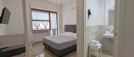 Basic Double or Twin Room, Private Bathroom | 高档床上用品、羽绒被、迷你吧、客房内保险箱