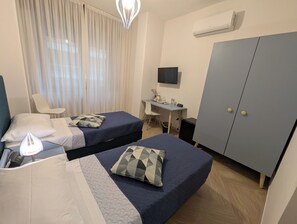Basic Double or Twin Room, Private Bathroom | Biancheria da letto di alta qualità, copriletto in piuma, minibar