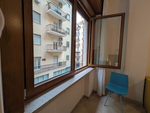 Basic Double or Twin Room, Private Bathroom | Biancheria da letto di alta qualità, copriletto in piuma, minibar