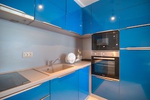 Appartement Deluxe, 1 chambre, vue sur la mer | Cuisine privée | Réfrigérateur, four à micro-ondes, un four, surface de cuisson