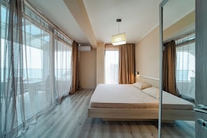Panoramic Apartment, 3 Bedroom - Becici, 18 jul bb | 1 chambre, décor unique, ameublement unique, fer et planche à repasser